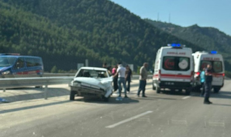 Isparta'da otomobil bariyerlere çarptı: Biri yenidoğan olmak üzere 4 kişi yaralandı